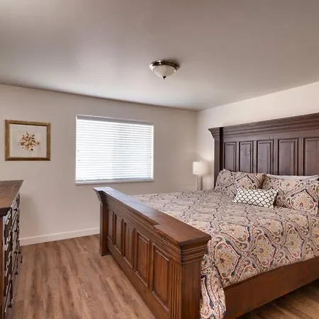 5K Top Floor Redcliff Condo, Pool & Hot Tub
